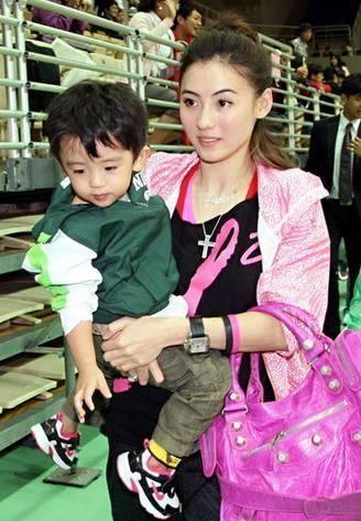 订婚视频吃瓜,网友热议幸福瞬间